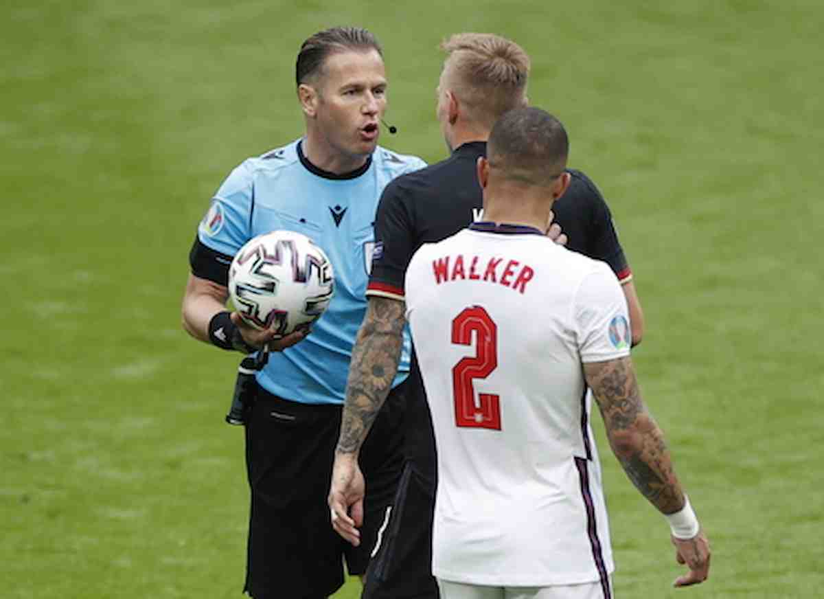 Makkelie, l'arbitro che ha dato il rigore inesistente all'Inghilterra: i precedenti con Cristiano Ronaldo e la Roma