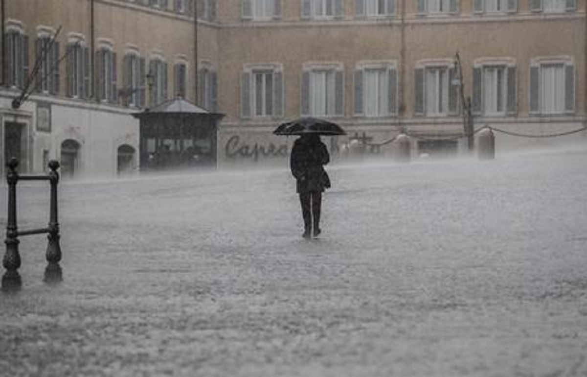 Meteo, arriva il maltempo. Pioggia, grandine e vento al Nord e Centro. Allerta arancione in Lombardia