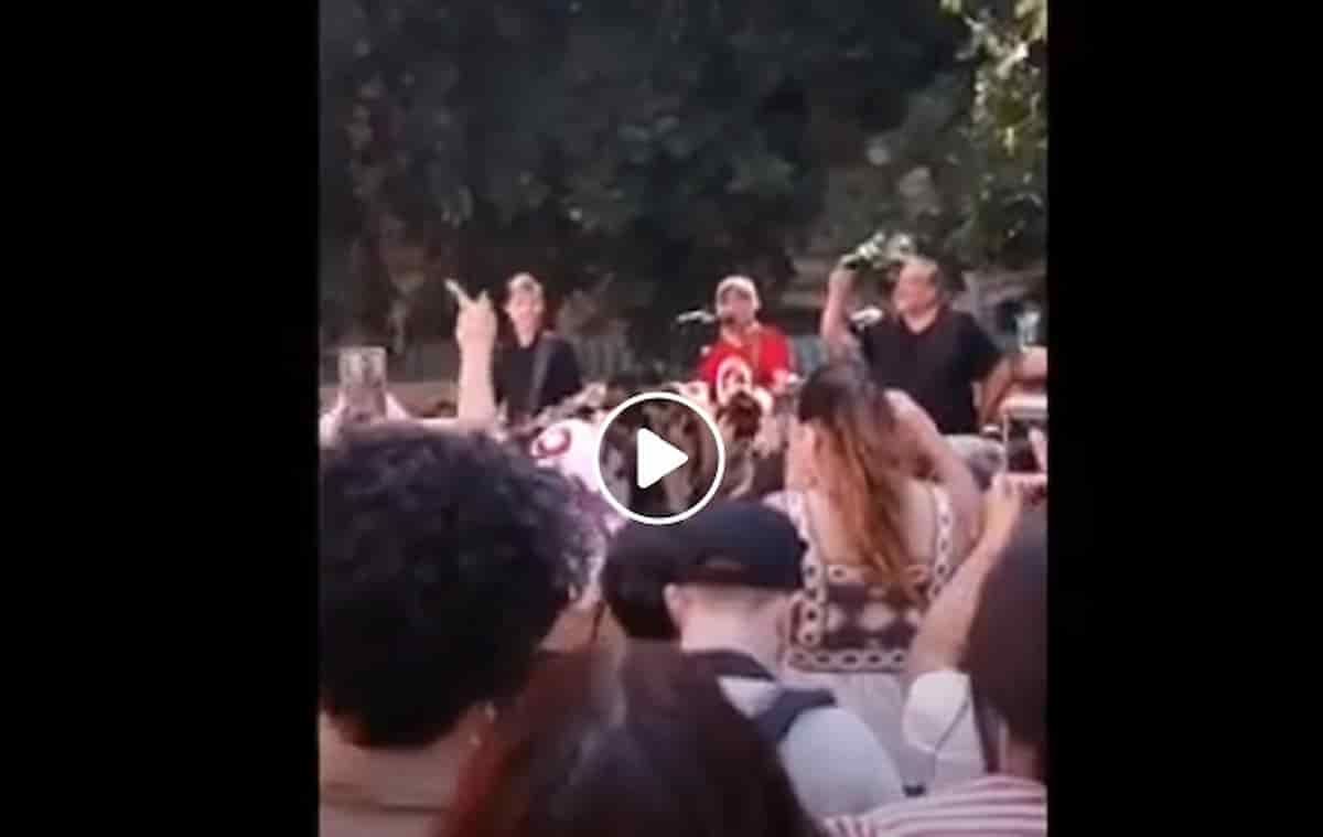 Manu Chao canta Clandestino in piazza Alimonda a Genova per ricordare Carlo Giuliani VIDEO