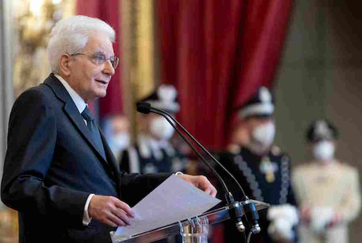 Sergio Mattarella prende posizione: "Il virus è mutato, la vaccinazione contro il Covid è un dovere civico e morale"