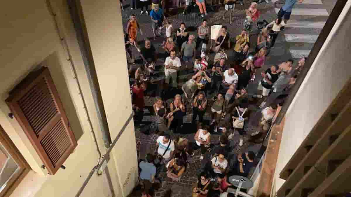 Pesaro, sotto casa del sindaco Matteo Ricci la manifestazione dei No Green Pass FOTO