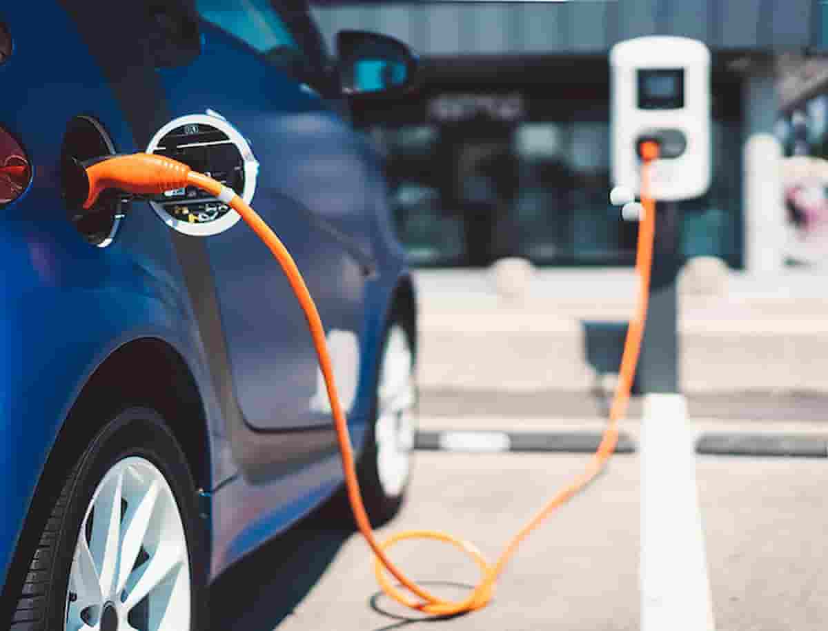 Mobilità elettrica, obiettivo maggiore diffusione: accordo tra E-Distribuzione e Utilitalia