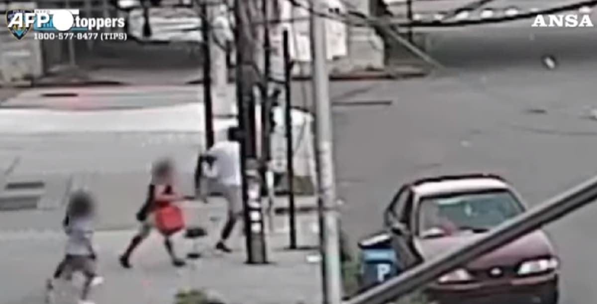 New York: le rapiscono il figlio in pieno giorno, la mamma lo riprende così VIDEO