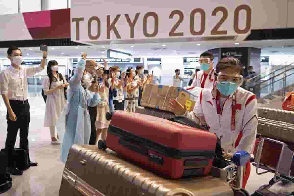 Olimpiadi Tokyo, allarme Covid: positivo un giornalista italiano, aumentano i focolai e le rinunce