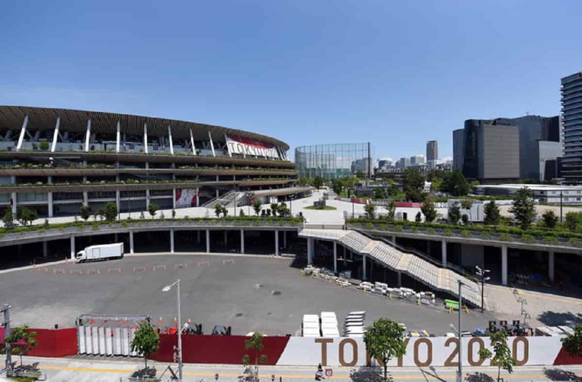 Olimpiadi Tokyo senza pace, direttore artistico licenziato per una battuta sull'Olocausto nel 1998
