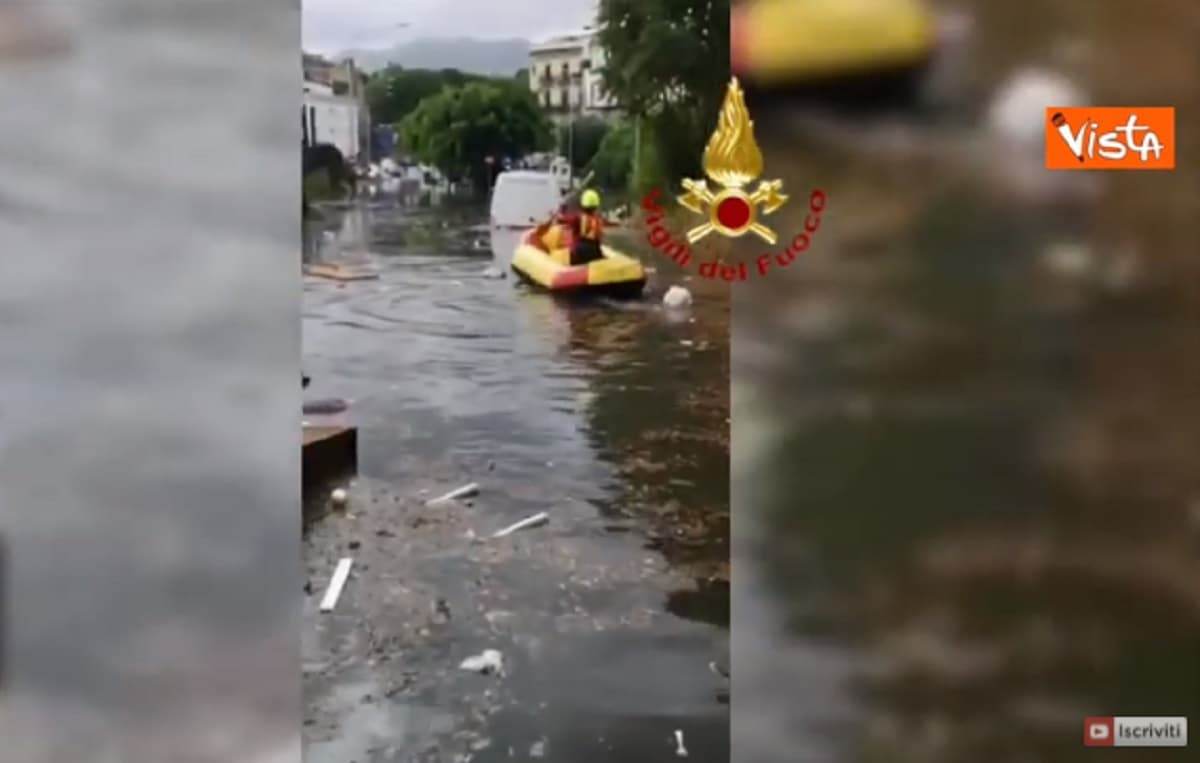 Nubifragio Palermo, strade come fiumi: vigili del fuoco intervengono con il gommone VIDEO