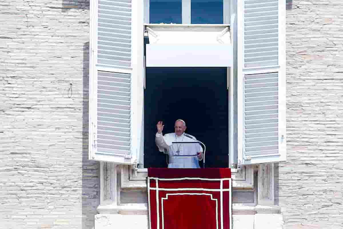 Papa Francesco, dalla sciatalgia alla cataratta fino all'intervento al colon: tutti i problemi di salute