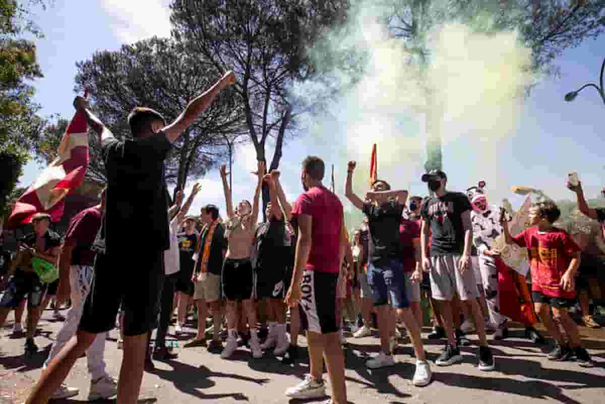 Piazza del Popolo: mille tifosi festeggiano il compleanno della Roma, senza mascherine e distanziamento