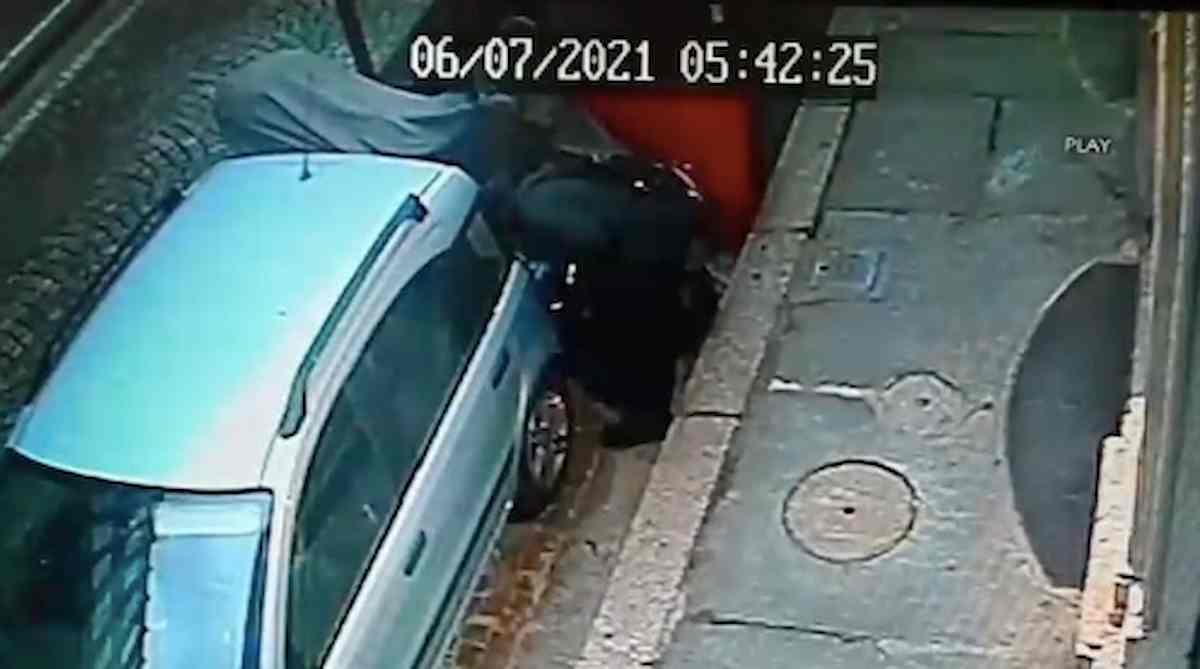 Piromane di Torino incastrato da un video, è caccia all'uomo: ha dato fuoco a più di 30 macchine