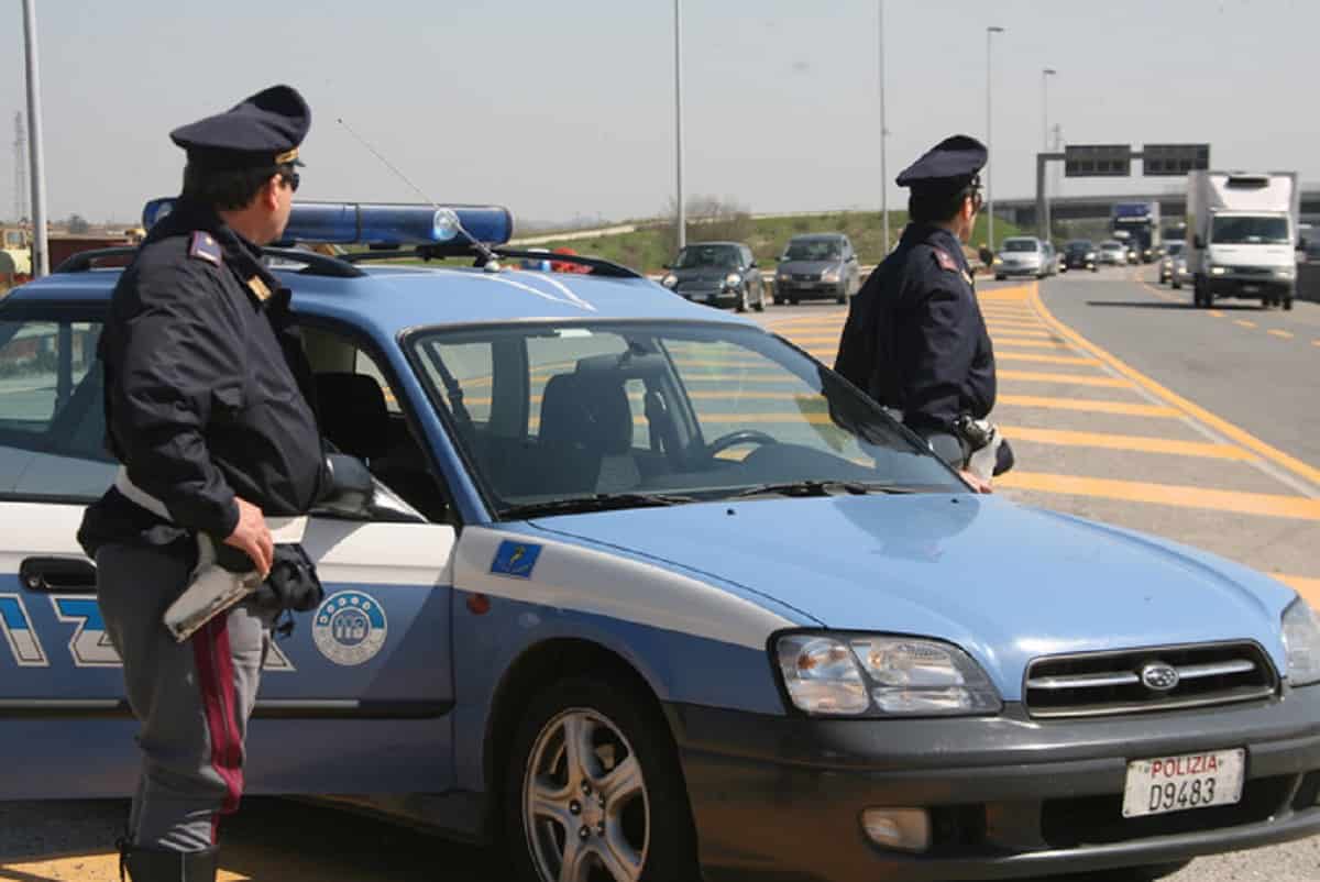 Orvieto, madre e figlio vivono in auto in area di servizio sulla A1, aiutati da Polstrada