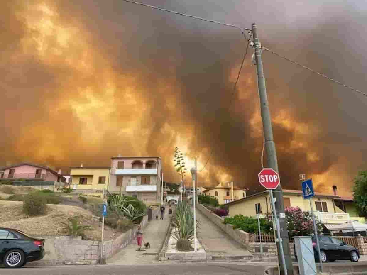 Incendio Oristano: fiamme assediano Porto Alabe, 1500 sfollati, oltre 20mila ettari in fumo