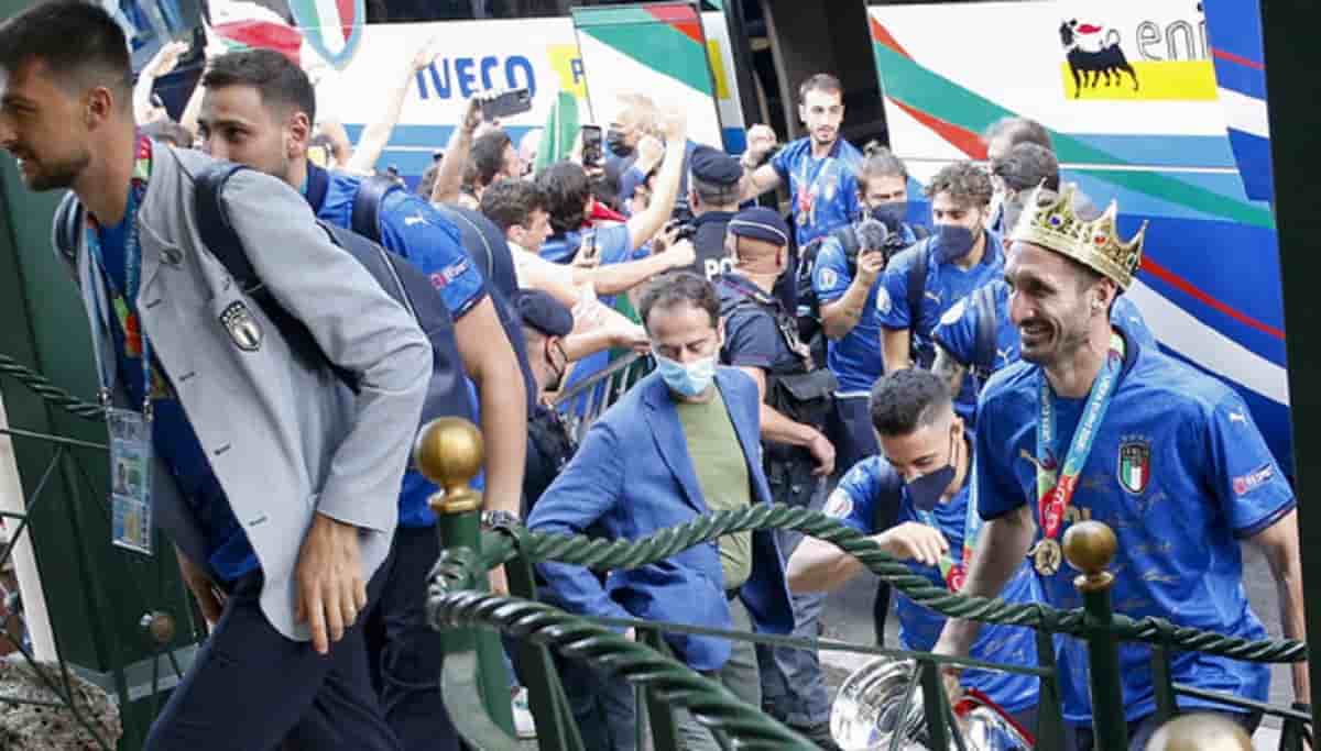 Chiellini, Speranza e il pullman scoperto: secondo Dagospia c'è mancato poco che saltasse la festa