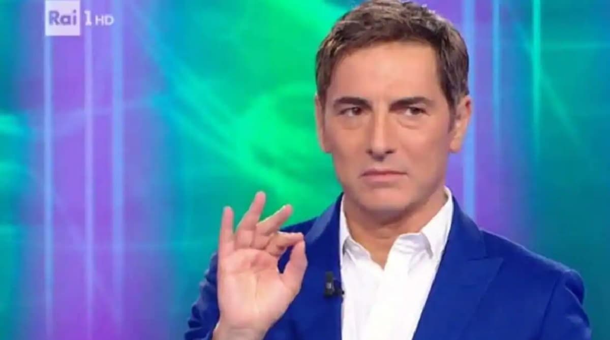 Reazione a Catena, Marco Liorni: "C'entra con i volatili, è bianco ed è duro". Imbarazzo in studio