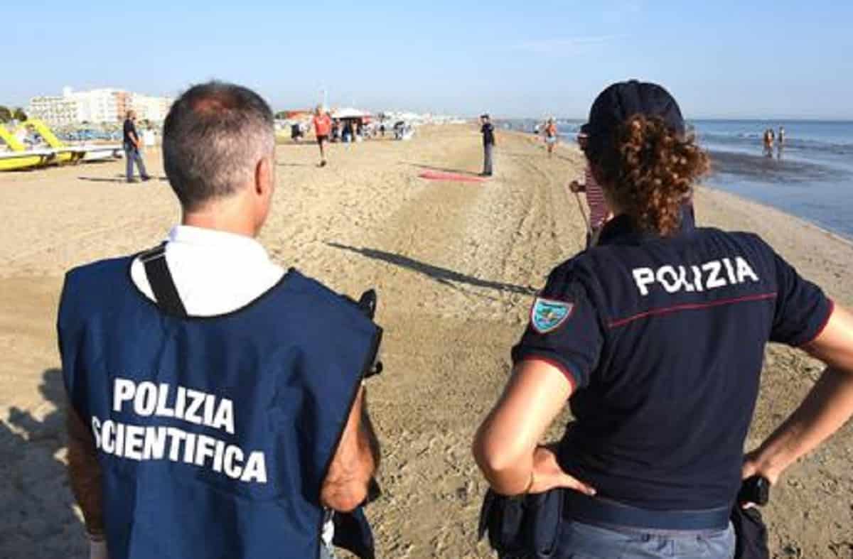 Viserba (Rimini), si tuffa in mare col figlio e scompare nel nulla: il bambino terrorizzato esce dall'acqua e chiede aiuto