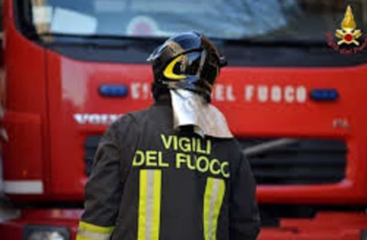 L'Aquila, cade fulmine e un incendio divampa nella pineta di Roio. Canadair in azione