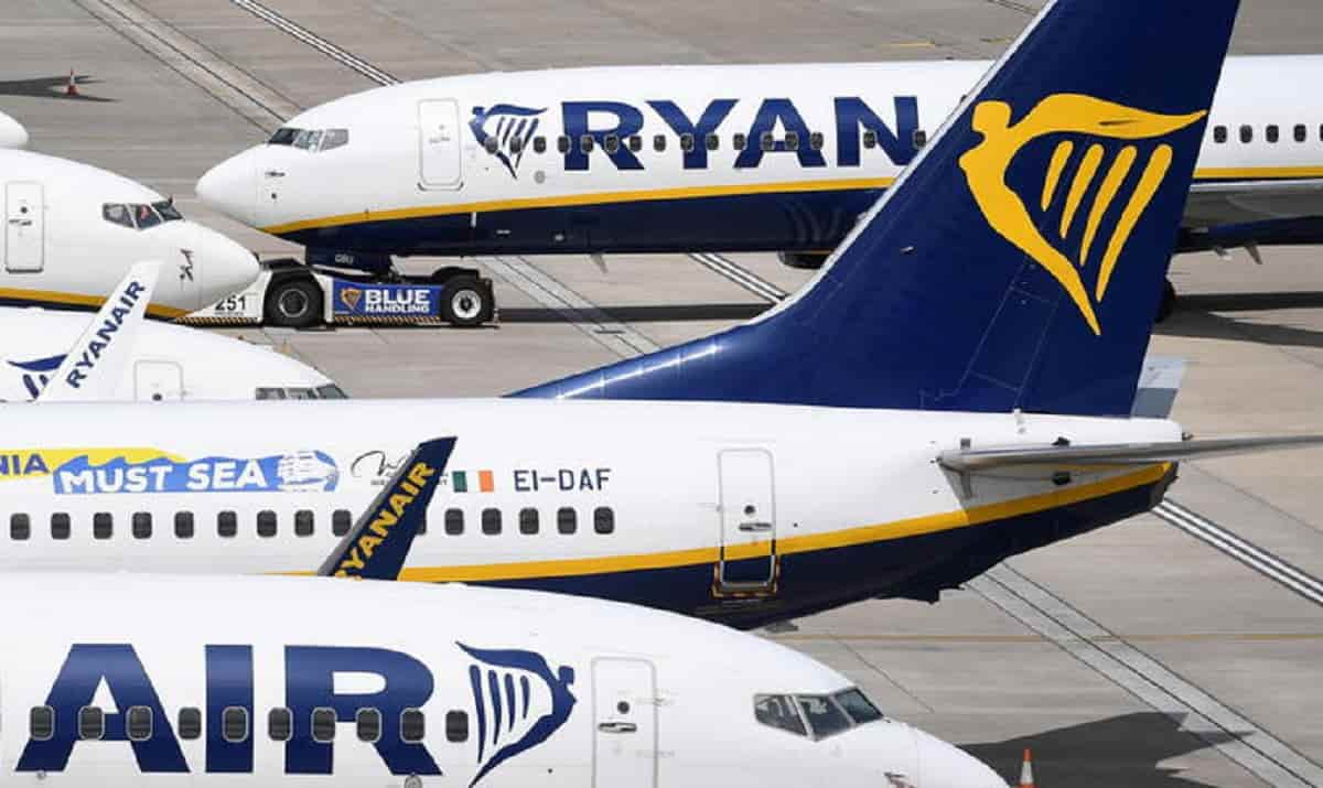 Ryanair e EasyJet: "Sui nostri voli le mascherine rimangono obbligatorie per tutelare la salute di tutti"