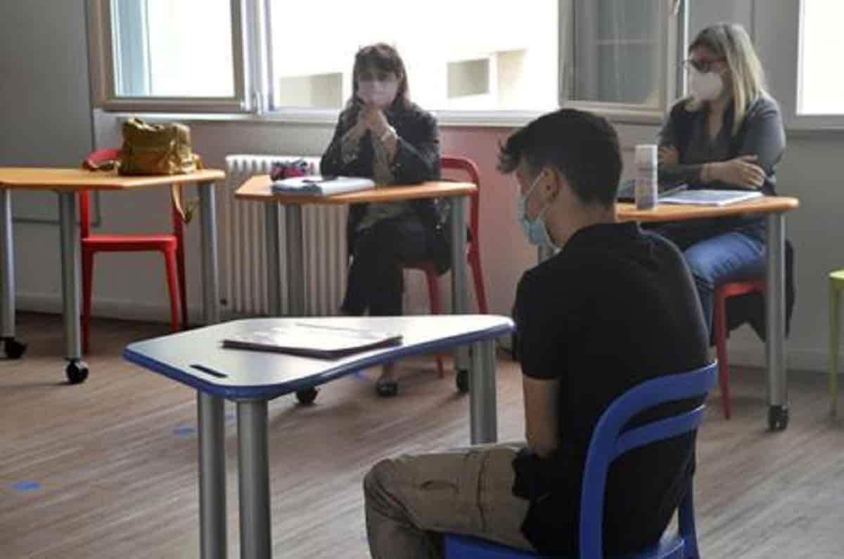 Scuola, il piano del governo: didattica in presenza, prof vaccinati e resta l'obbligo delle mascherine