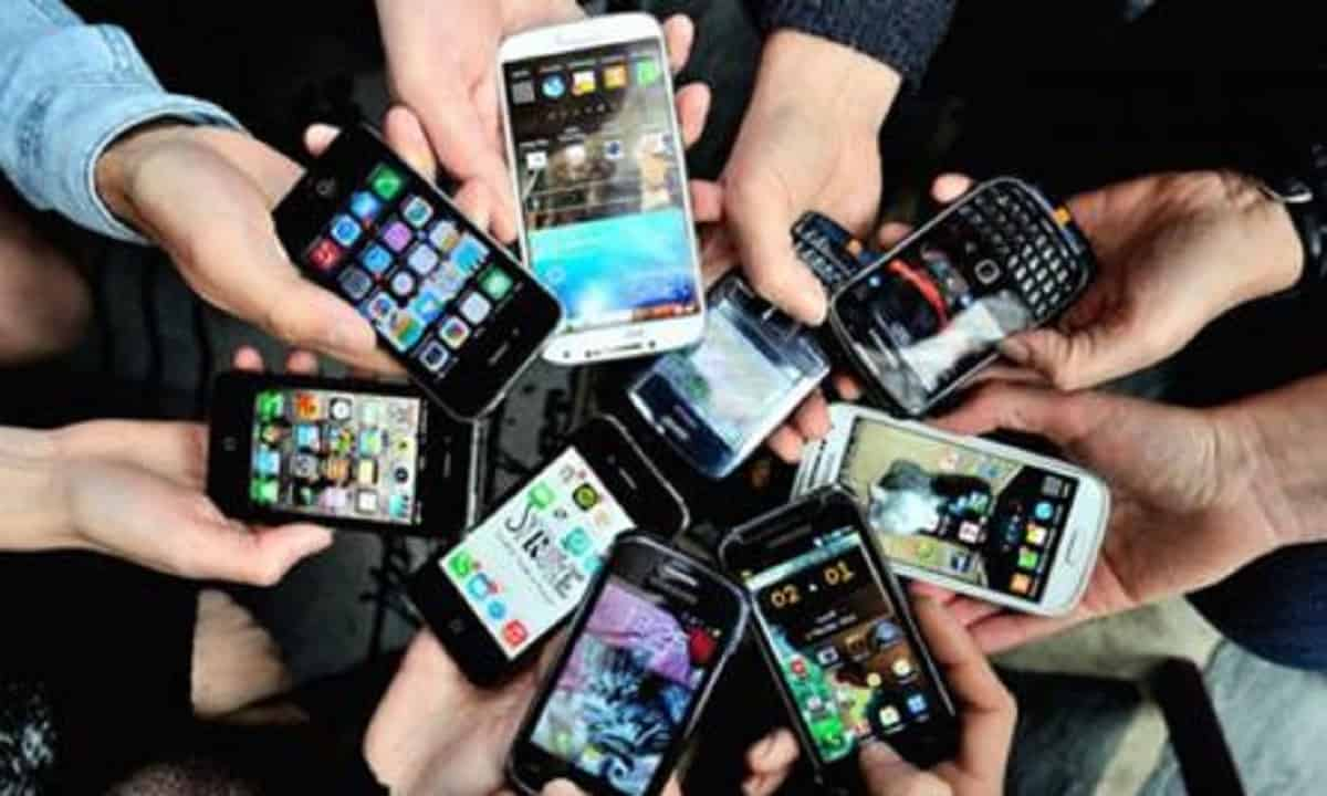 Guardare lo schermo dello smartphone è un gesto contagioso. Lo studio dell'università di Pisa