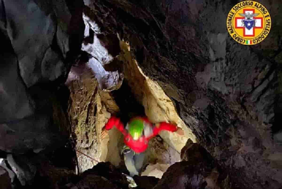 Speleologo salvato dalla grotta a Cimolais: era rimasto bloccato, ha una frattura ma è vivo