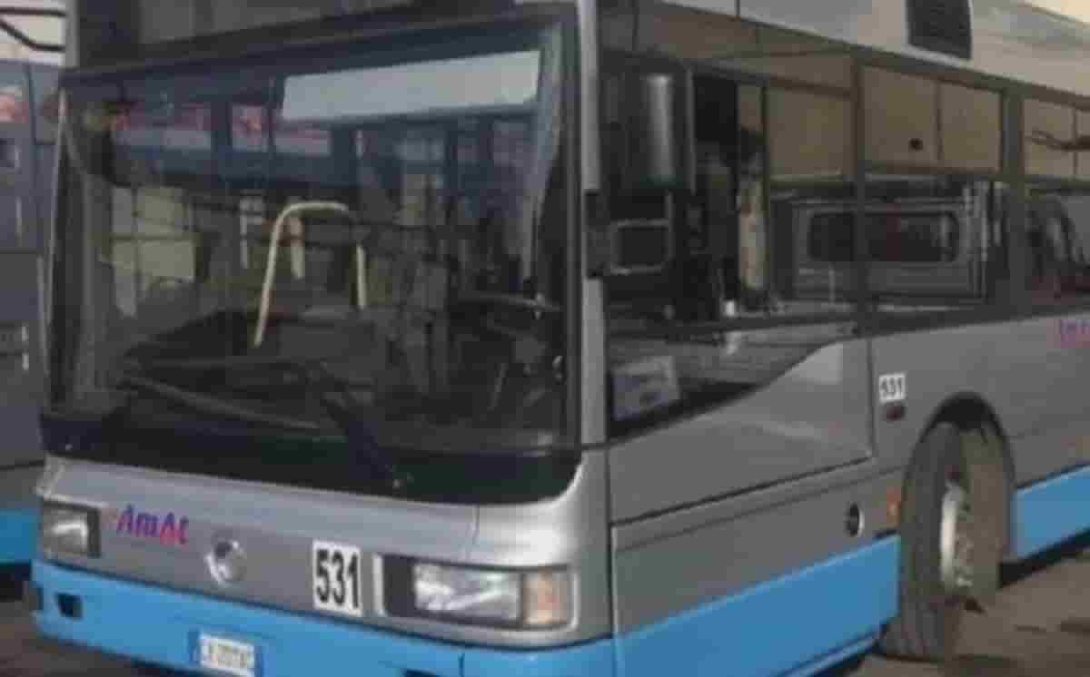 Taranto, ragazza disabile abusata da conducenti: indagati 8 autisti Amat, si appartavano coi bus