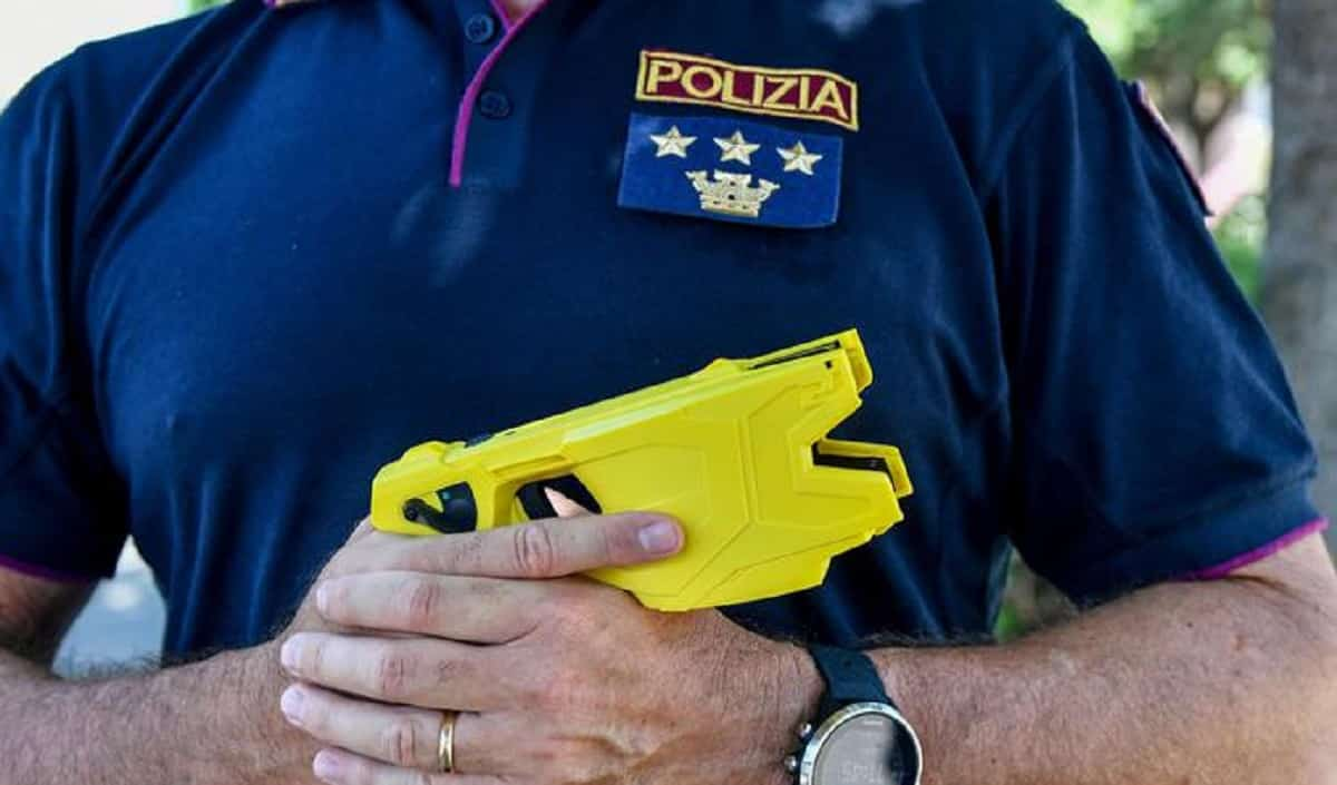 Taser ai poliziotti, in arrivo dopo quanto successo a Roma Termini. L'annuncio di Gabrielli