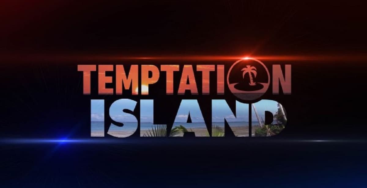 Temptation Island, Manuela bacia il tentatore Luciano e poi al falò... dà uno schiaffo a Stefano