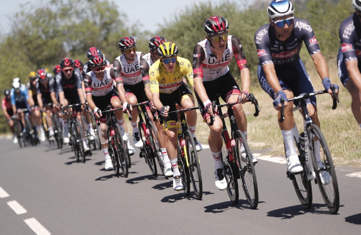 Tour de France, raid poliziesco antidoping: 40 agenti fanno irruzione. Ma che fretta c'era?