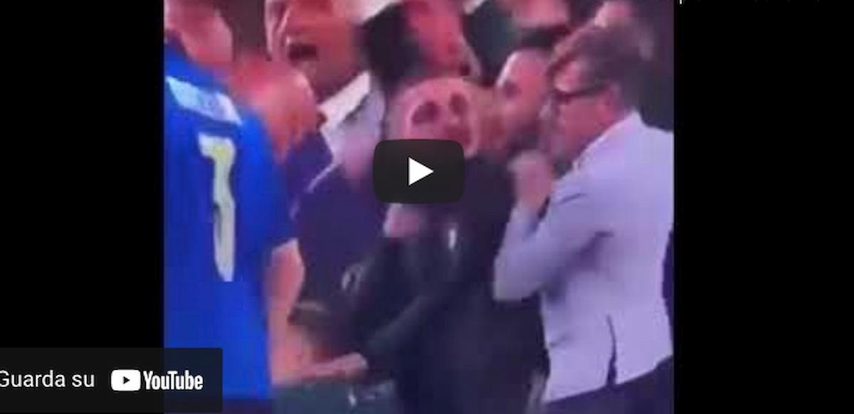 Italia-Spagna, tifoso si imbuca nei festeggiamenti. Verratti: "E tu chi ca... sei?!" VIDEO