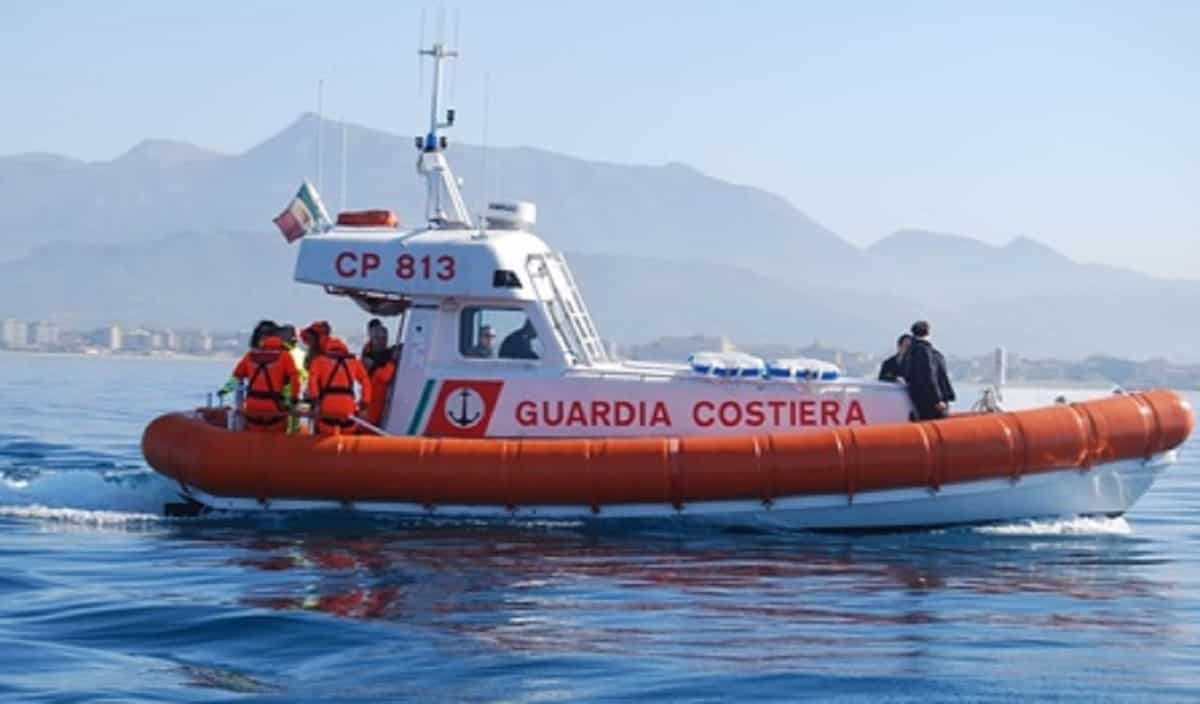 Vieste (Foggia), si tuffa con i cuginetti per raggiungere a nuoto un faro: dispersa 12enne