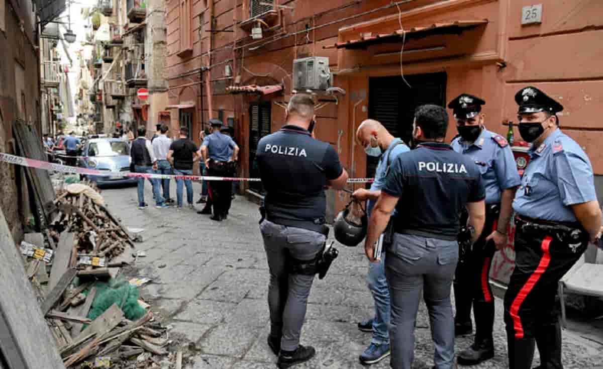 Vigili urbani picchiati a Napoli per aver chiuso una strada: pugni in faccia, naso rotto a un agente