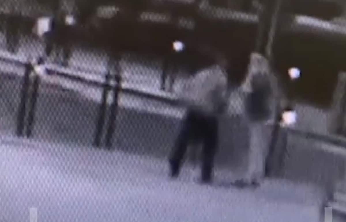 Sparatoria Voghera video pugno