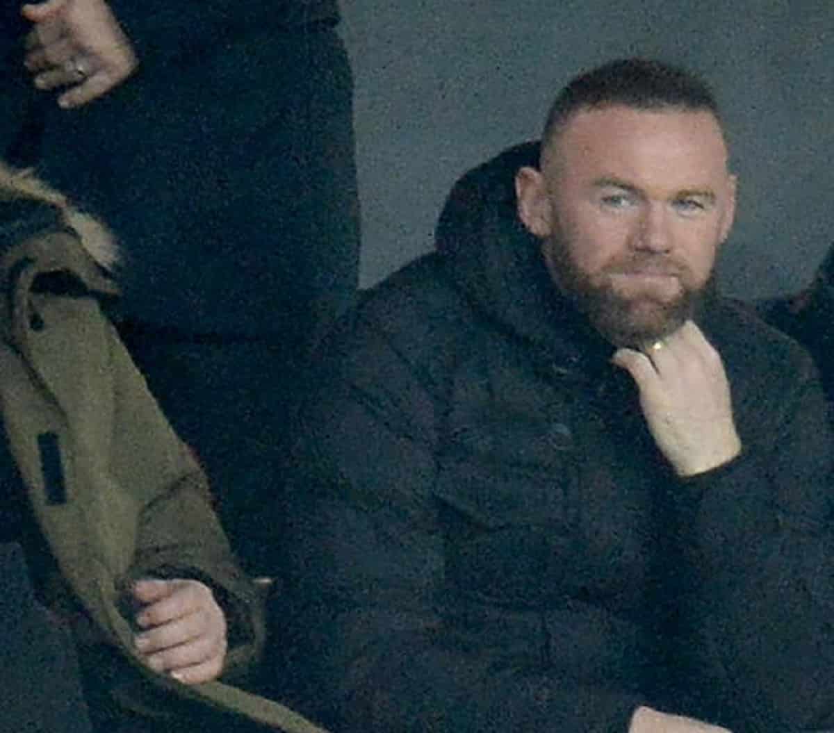 Wayne Rooney si addormenta in un locale e viene fotografato ubriaco da due modelle
