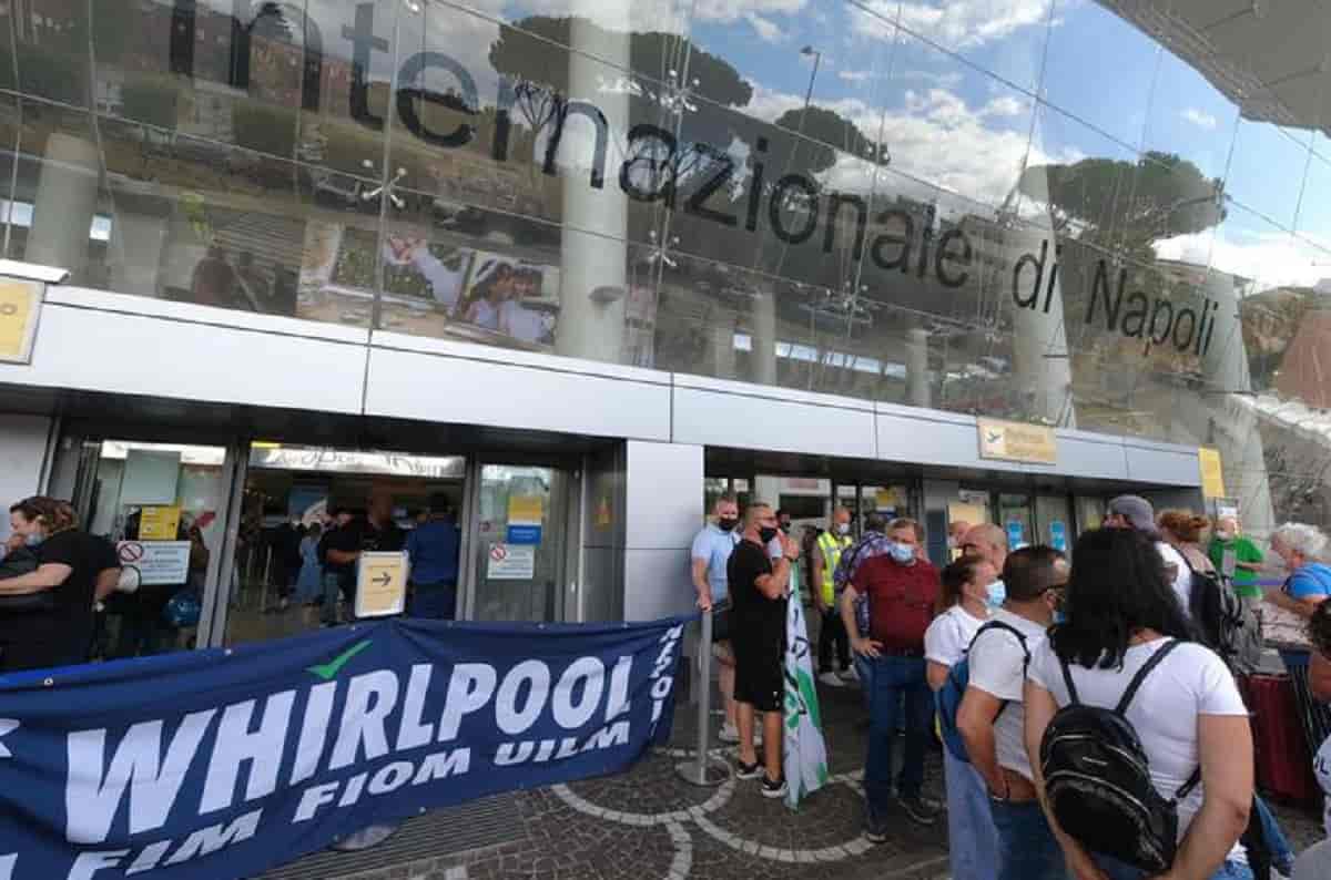 Whirlpool, 200 operai bloccano i binari dell'alta velocità alla stazione di Napoli Centrale
