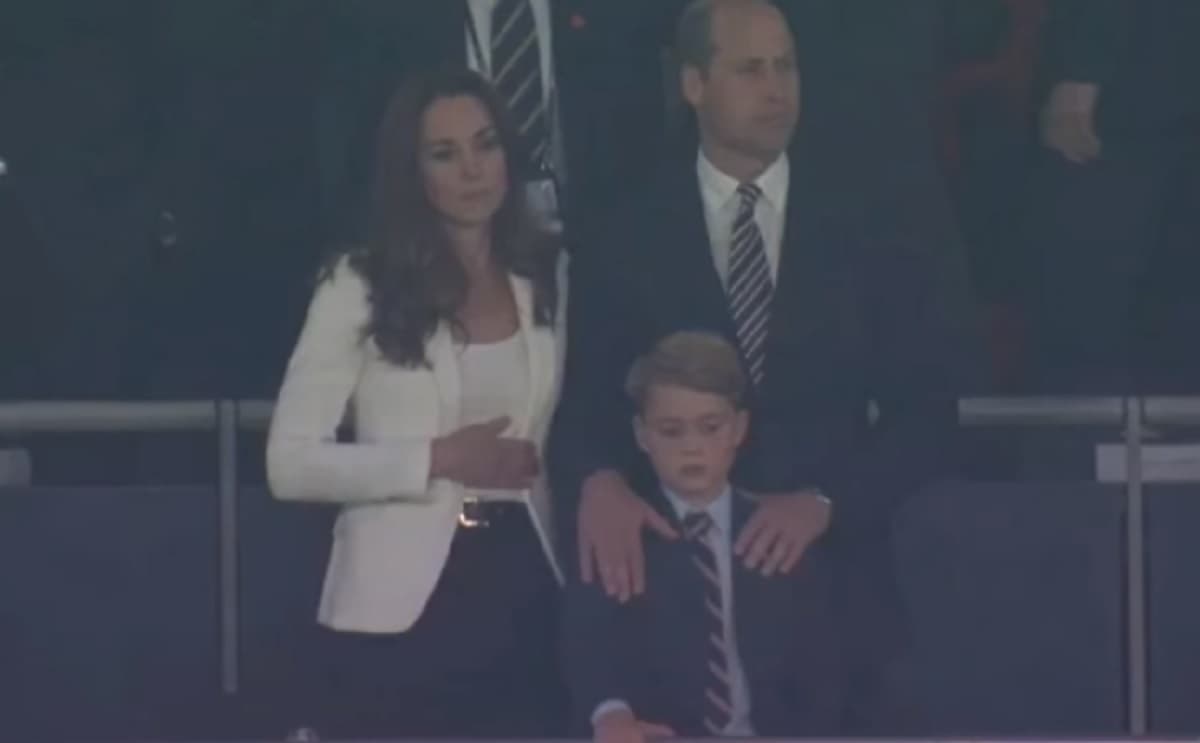 Principe William, Kate Middleton e il piccolo George a Wembley: dalle risate alla delusione VIDEO