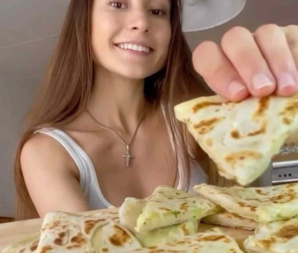 Andriana Kulchytska, la ragazza con l'accento dell'est star di TikTok con le sue ricette