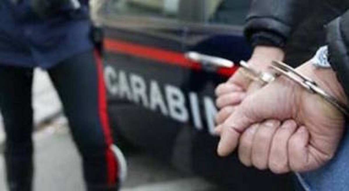 Roveré della Luna, sfonda vetrina e sferra testata al carabiniere: 58enne arrestato, voleva continuare a bere