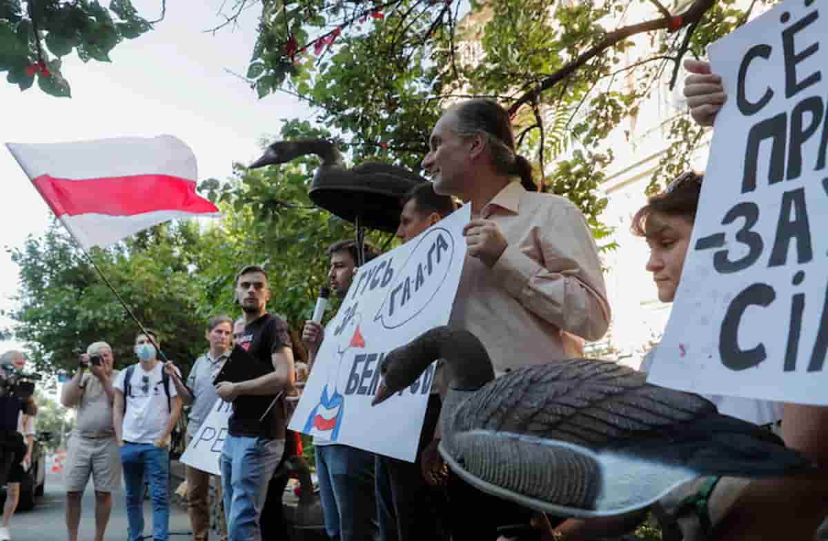 Kiev, attivista della Bielorussia Vitaly Shishov trovato impiccato in un parco. Le Ong: "Fatto uccidere da Lukashenko"