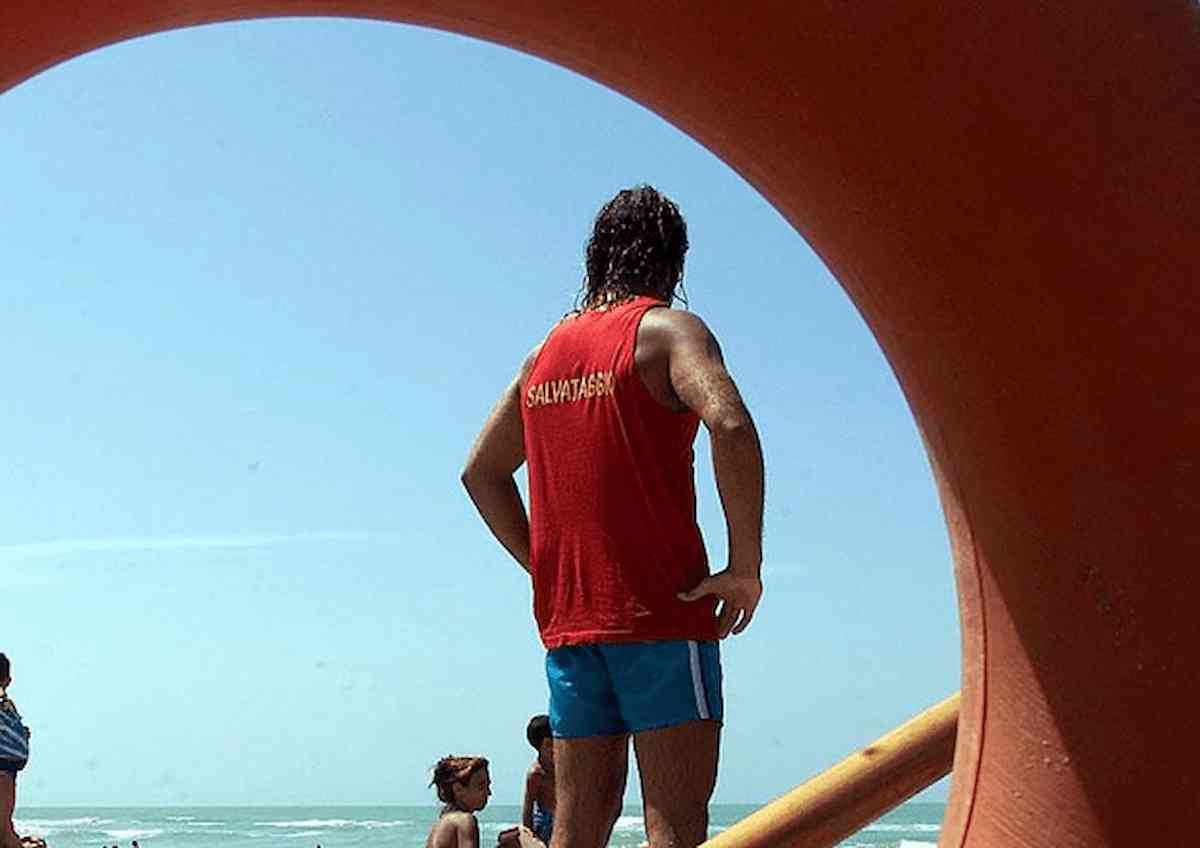 Castellabate, bagnino pestato in spiaggia: voleva salvare una medusa