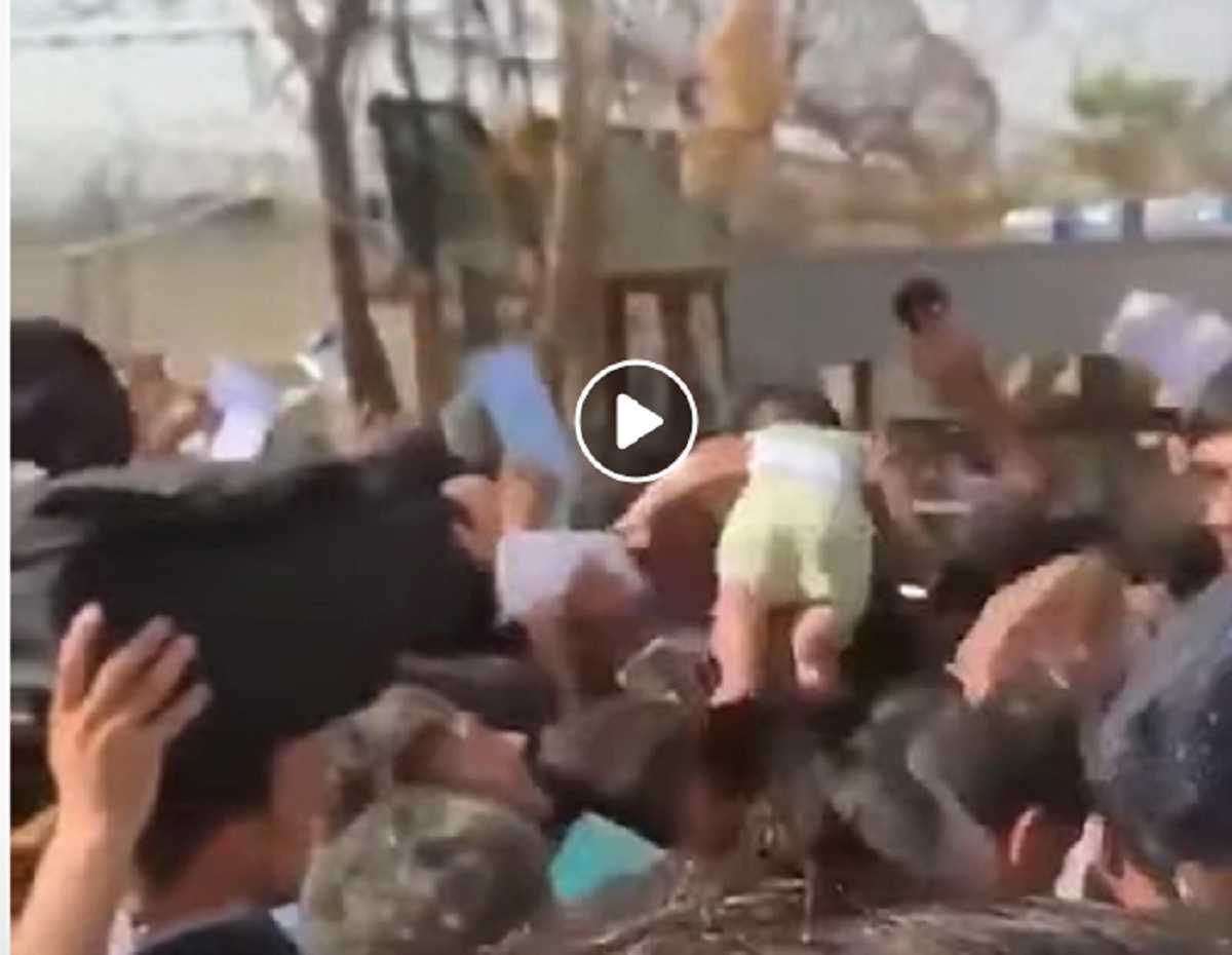 bambino aeroporto kabul