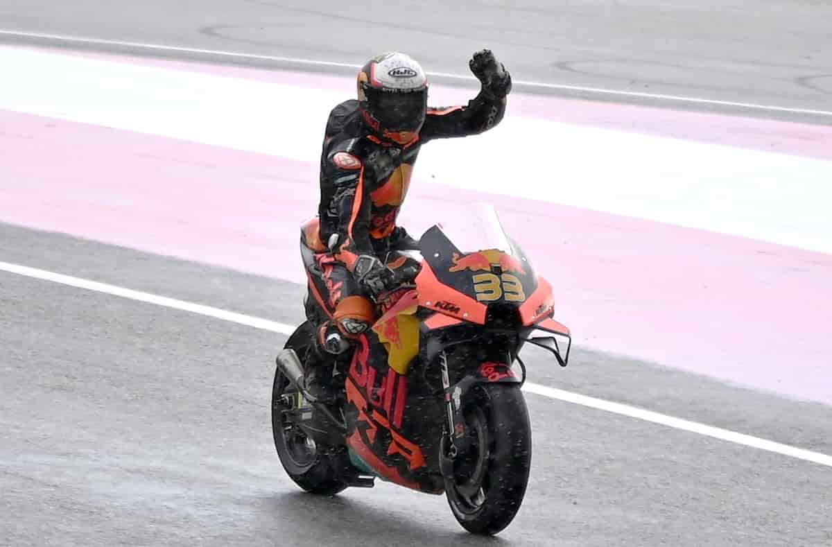 MotoGP Gp d’Austria, vittoria pazza del sudafricano Binder, ovazioni e striscioni per Valentino Rossi