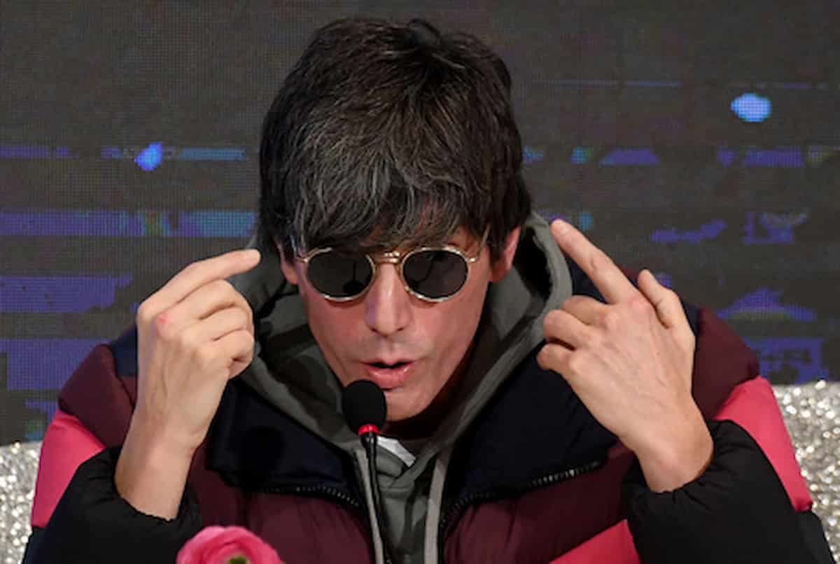 Bugo ci rifà: getta asta e microfono e smette di cantare sulle note di Sincero. Imbarazzo ad Ascoli Piceno