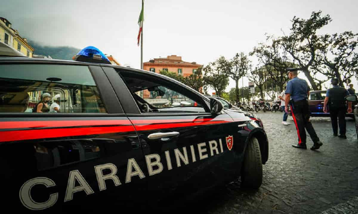 Chiari (Brescia): pusher accoltella alla mano un carabiniere, il collega del militare gli spara