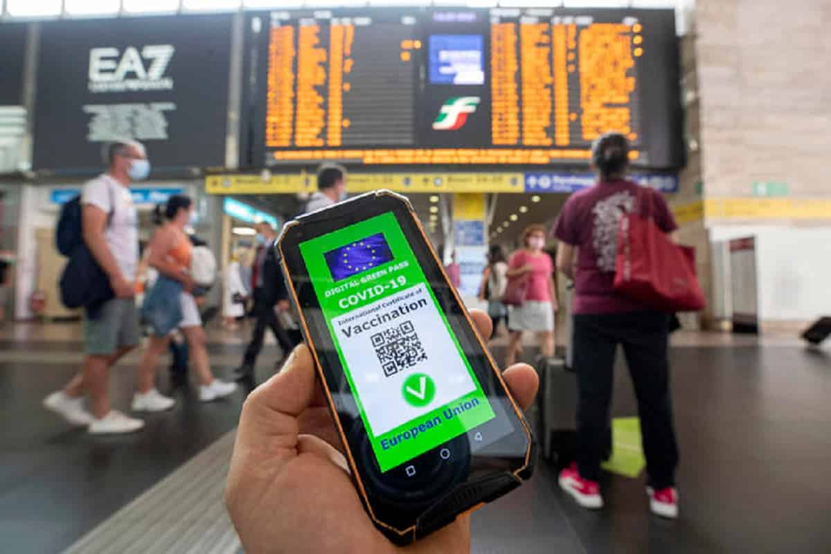 Green Pass obbligatorio da oggi: dove serve per entrare, le regole e le multe