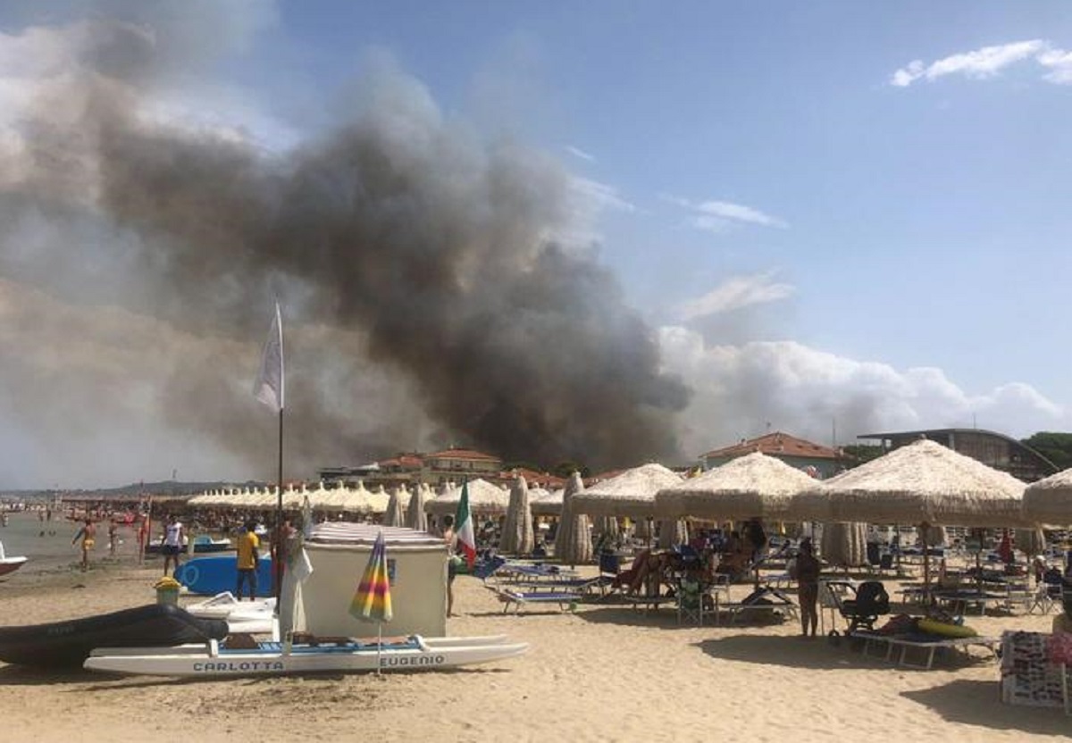 Incendi Pescara e Costa dei Trabocchi: bagnanti in fuga, brucia la pineta dannunziana VIDEO