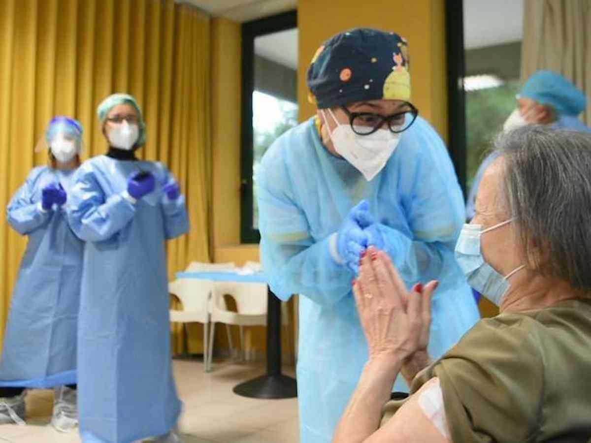 Soluzione salina al posto del vaccino: infermiera tedesca sotto accusa. Richiamate 8600 persone, molti sono anziani