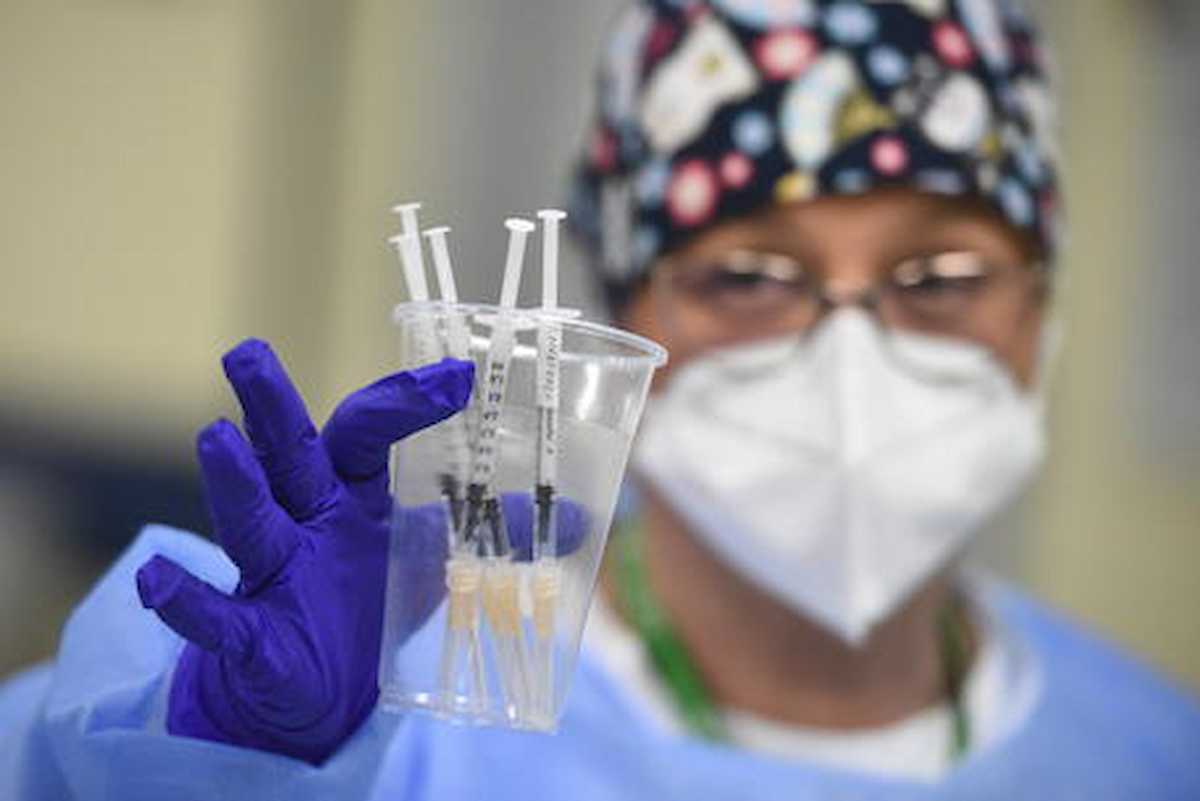 Infermiera no vax sospesa fa ricorso, il tribunale le dà ragione: "Obbligo illegittimo"