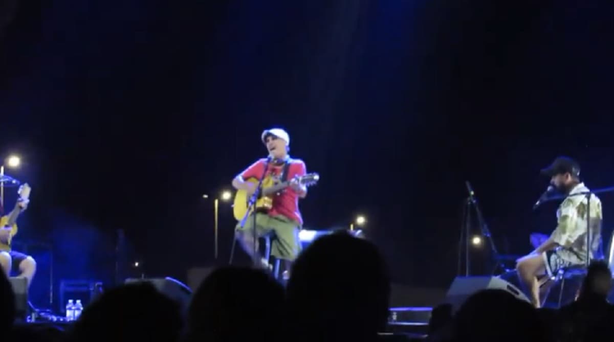 Manu Chao, balli e assembramenti al concerto di Cerveteri: il sindaco sale sul palco per interromperlo