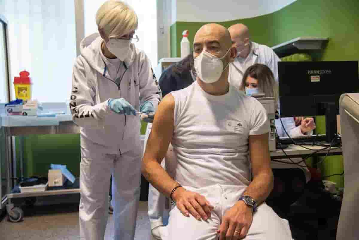 Matteo Bassetti aggredito da un No Vax per strada: lo ha inseguito e minacciato