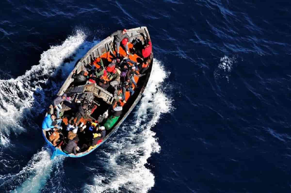 Tunisia, il caos dilaga, non va sottovalutato: è anche affar nostro, rischiamo invasione, 15 mila migranti pronti