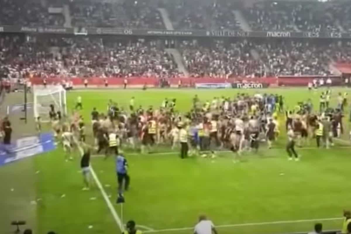 Nizza - Marsiglia, invasione di campo e rissa allo stadio durante il derby della riviera: partita sospesa VIDEO